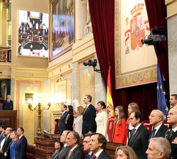 Sus Majestades los Reyes acompañados por la Princesa de Asturias y la Infanta Doña Sofía durante la interpretación del Himno Nacional